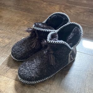 Muk Luks black and white ankle bootie size M 7/8
